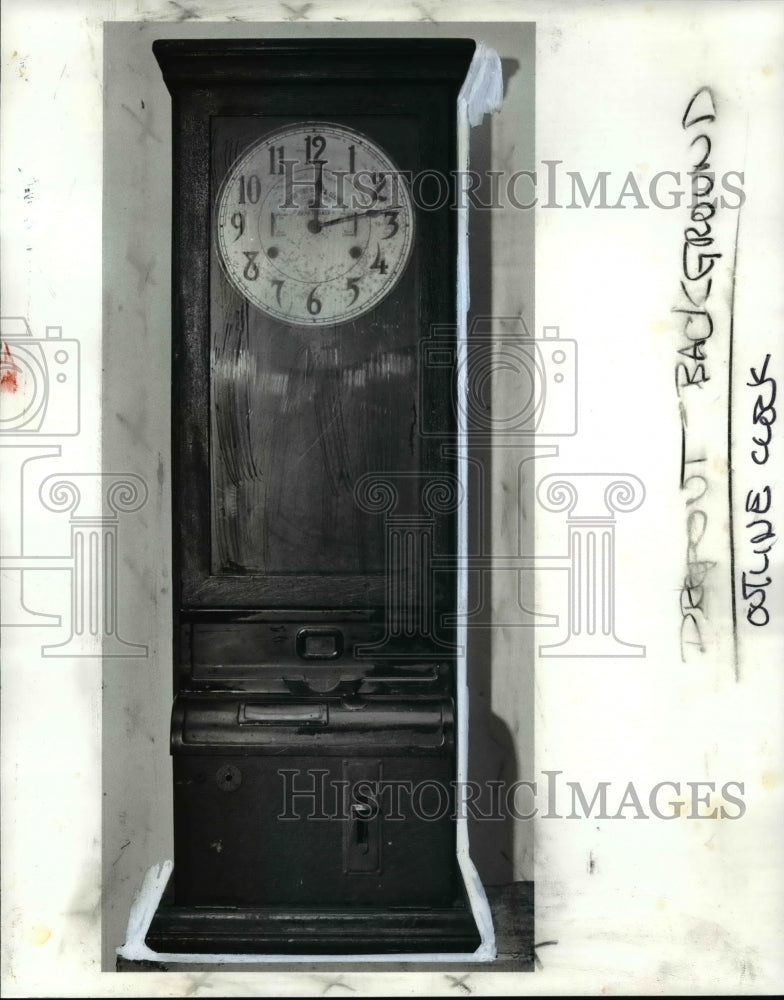 1987 Press Photo Old Time clock at Van Dorn Company - cvb59369 - Historic Images