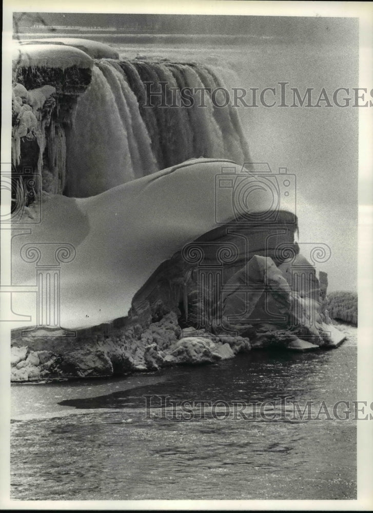 1981 Press Photo Snow on Rocks at Niagara Falls in Ontario - cvb59373 - Historic Images