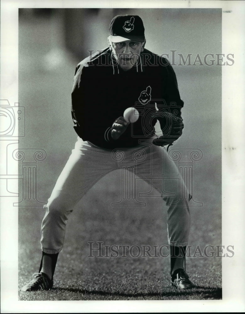 1987 Press Photo Phil Niekro of Cleveland Indians Catching a Ball - cvb59579 - Historic Images