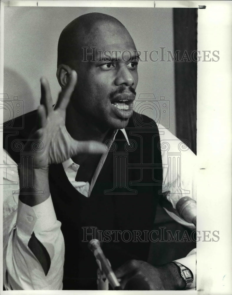 1988 Press Photo Kareem Abdul Jabbar at a press conference - cvb59606 - Historic Images