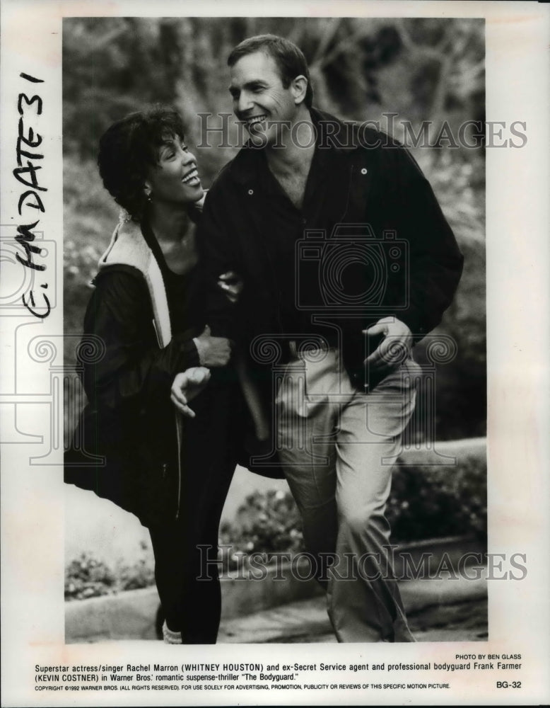1992 Press Photo Whitney Houston & Kevin Costner in Movie "The Bodyguard" - Historic Images