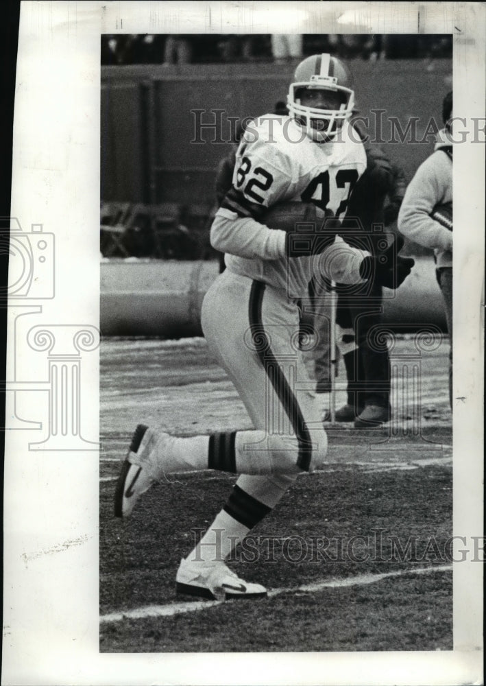 1985 Press Photo Ozzie Newsome TD from Kosar in 2nd quarter-2 yards. - cvb59933 - Historic Images