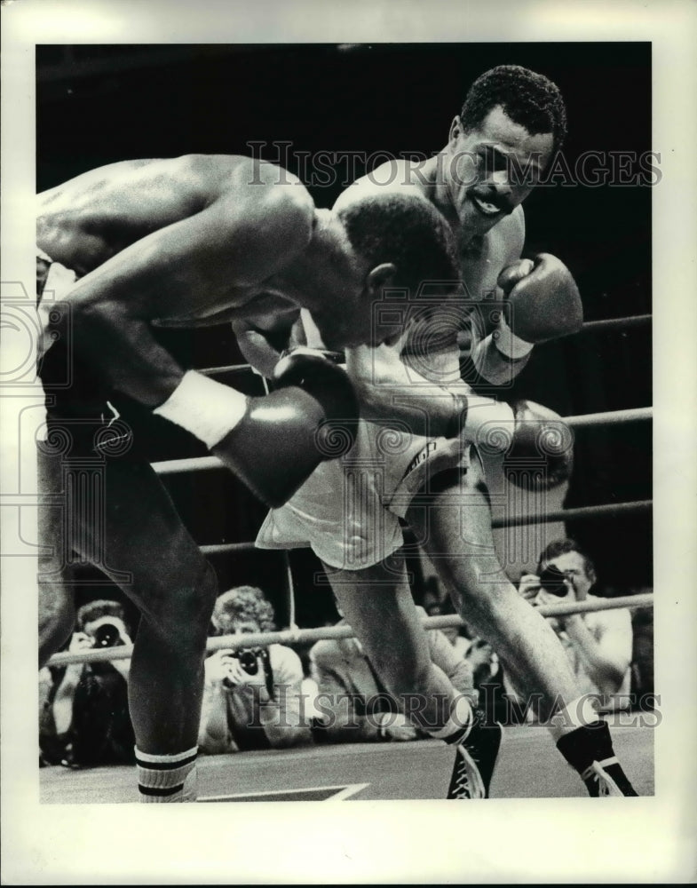 1988 Press Photo Jerry Page Throws a Right at Joe Walker at the IX Center - Historic Images