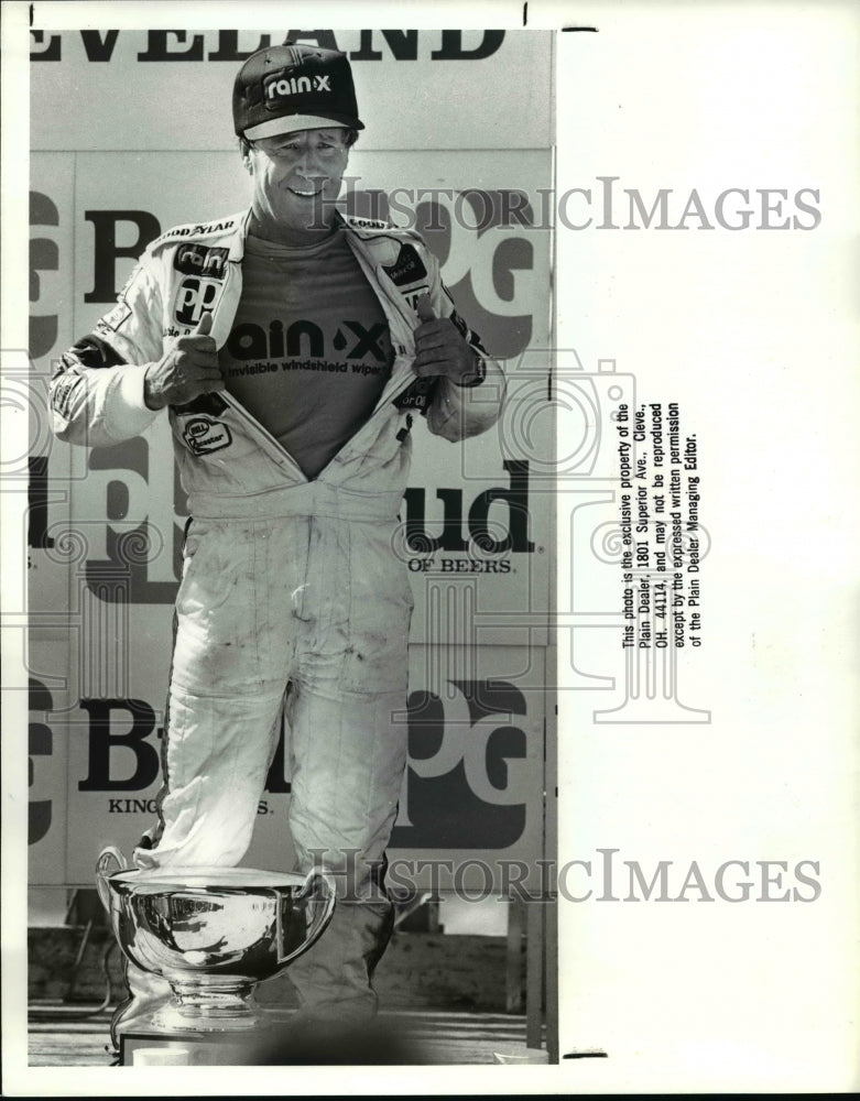 1988 Press Photo Mario Andretti shows Rain X sponsor at Bud Grand Prix race. - Historic Images
