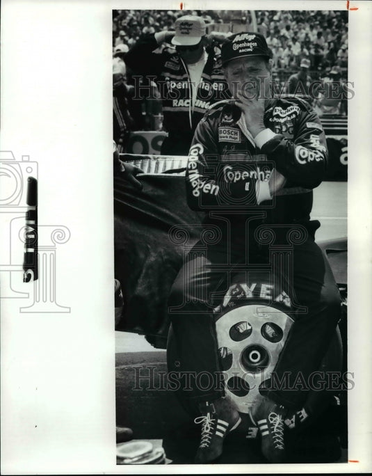 1991 Press Photo A.J. Foyt waits to be announced before Cleveland Grand Prix - Historic Images