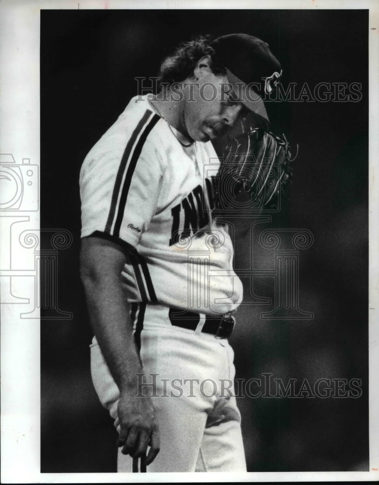 1989 Press Photo Doug Jones mops his brow as he prepares to face Greg Briley - Historic Images