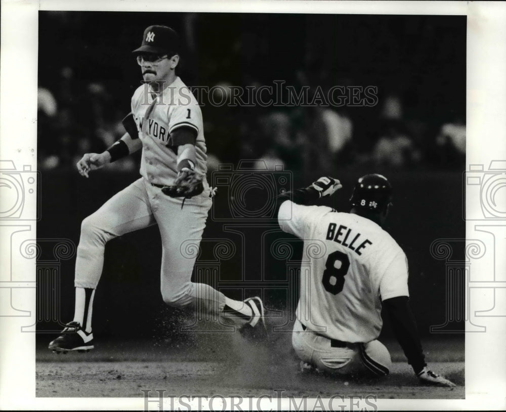 1990 Press Photo Alvarado Espinoza, Yankees, tags 2nd base, Joey Belle is out. - Historic Images