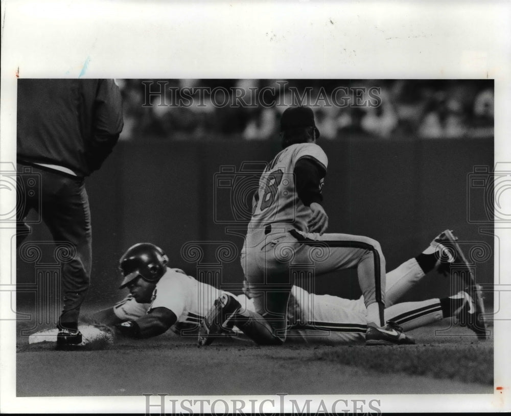 1991 Press Photo Albert Belle is safe at 2nd. Donnie Hill, angels, covers. - Historic Images