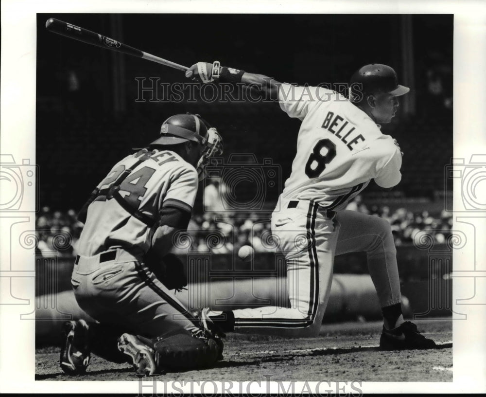 1991 Press Photo Albert Belle takes big cut at pitch from Jim Abbott strikes out - Historic Images