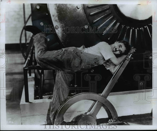 1977 Press Photo Charlie Chaplain in "Modern TImes" - cvb60206 - Historic Images