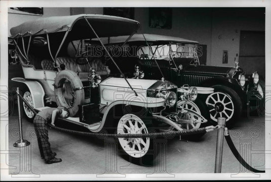 1978 Press Photo Eric Griffiths takes a close look at 1907 Rolls-Royce - Historic Images