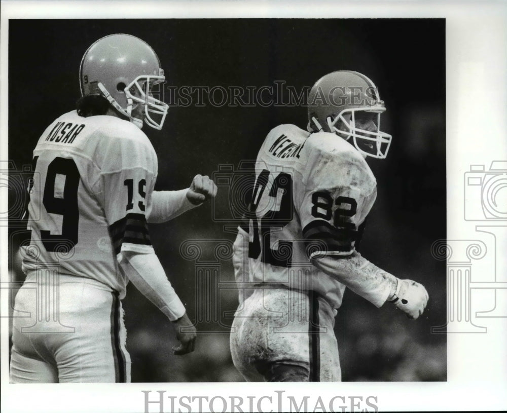 1988 Press Photo Bernie Kosar gives a sign of triumph with Ozzie Newsome - Historic Images