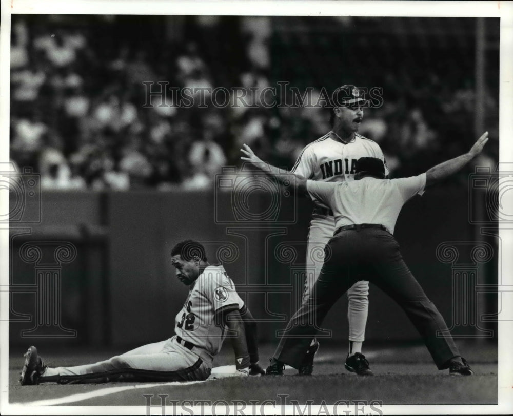 1991 Press Photo Winfield, Angels, hits safe triple, Indians Baerga covers 3rd. - Historic Images