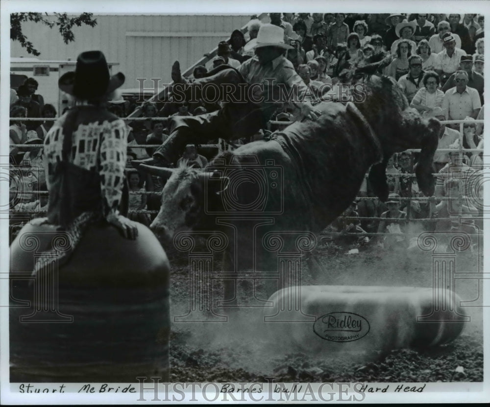 1981 Press Photo Stuart McBride with Barnes Bull at Rodeo - cvb60314 - Historic Images