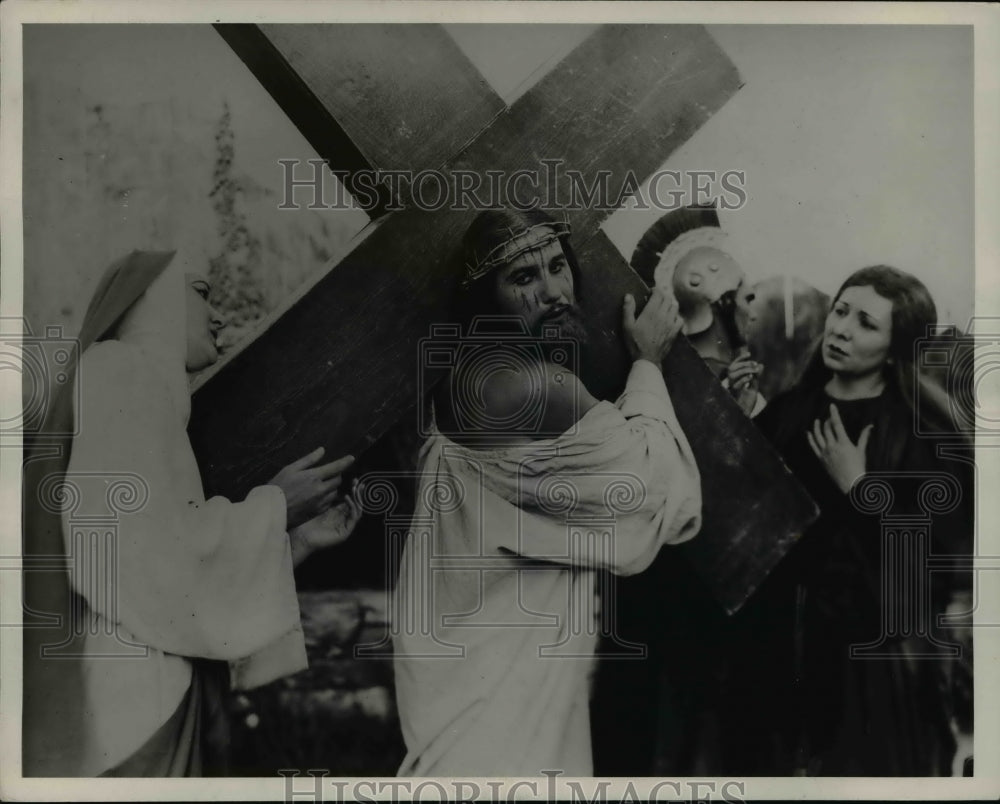 1942 Press Photo On The Road To Calvary-Passion Play - cvb60347 - Historic Images