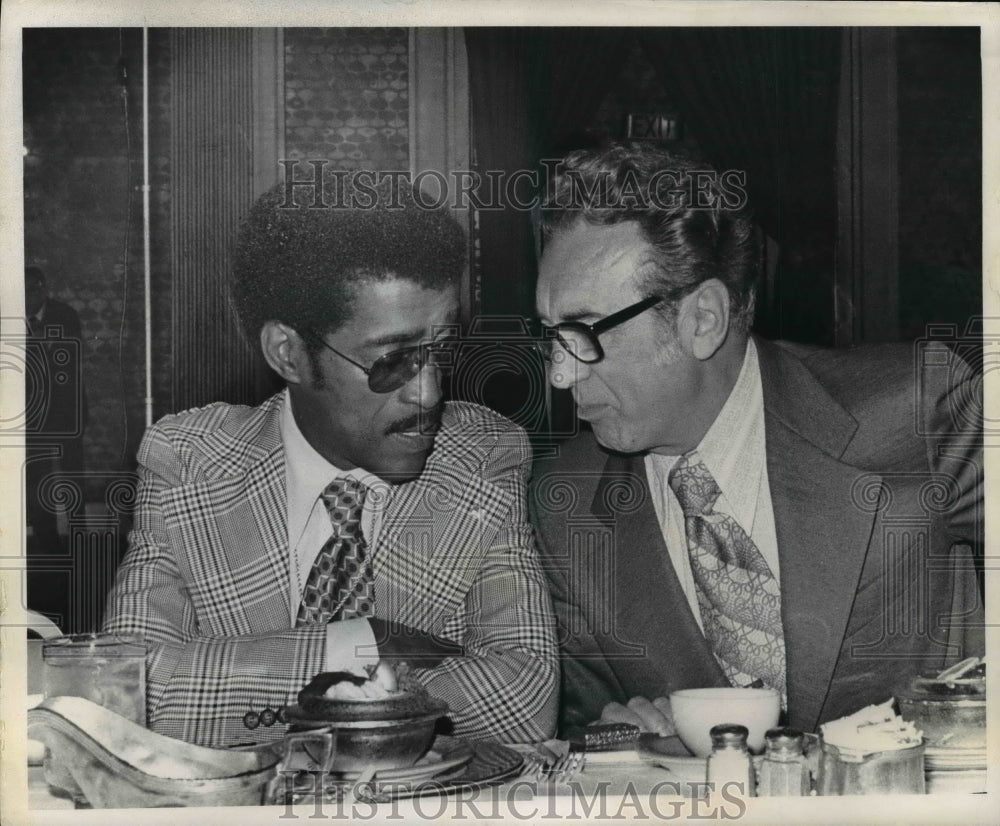 1972 Press Photo Sammy Davis Jr and Mayor Ralph Perk at Foundation luncheon - Historic Images