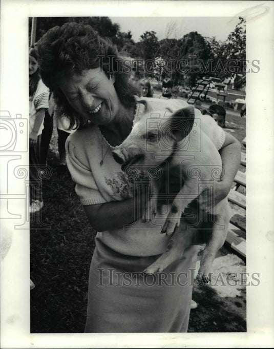 1990 Press Photo Teacher Sarah Russell reactes to the sqeal of Wilbur - Historic Images