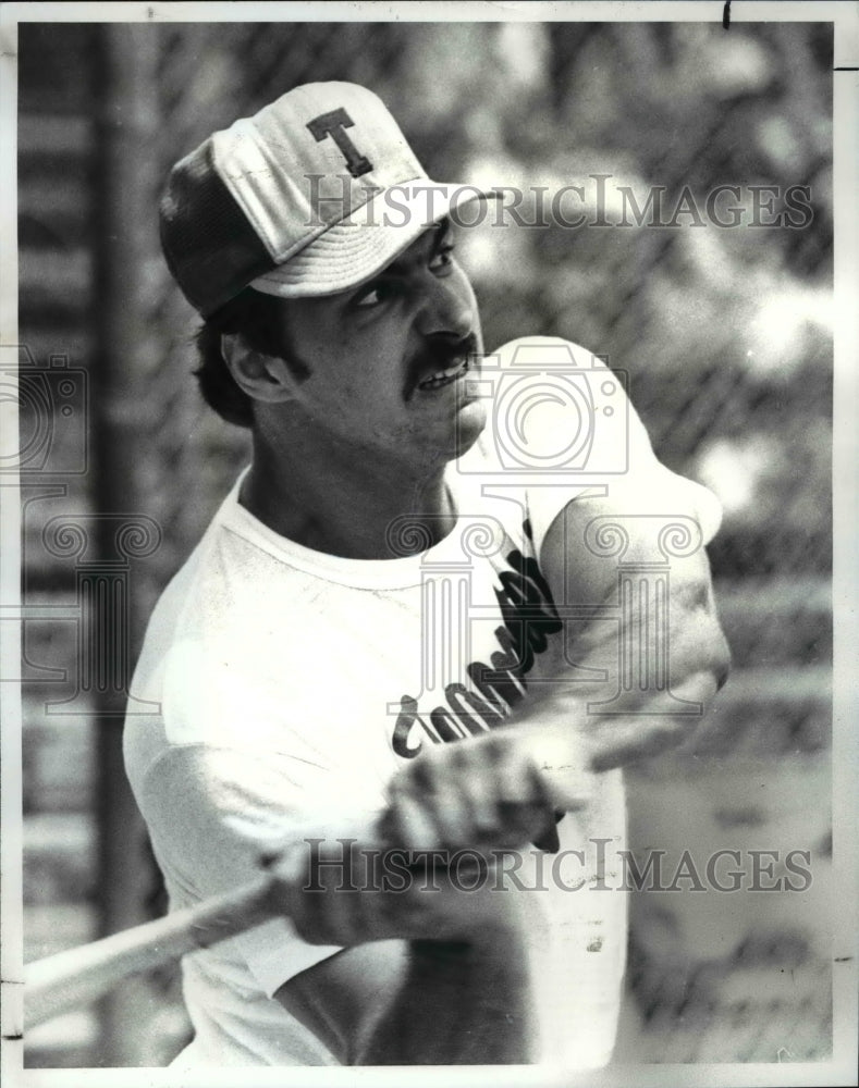 1982 Press Photo Teamster 293 slow pitch Ken Loeri hits homerun - cvb60564- Historic Images