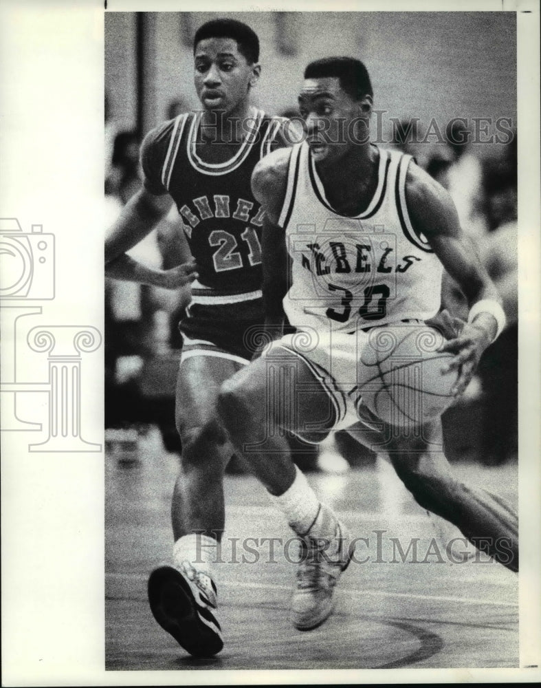 1989 Press Photo Henry (Troy) Miller of John Adams dribbles past John Kennedys - Historic Images