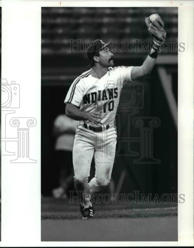 1990 Press Photo Tom Brookens snags fair ball down the third base line - Historic Images