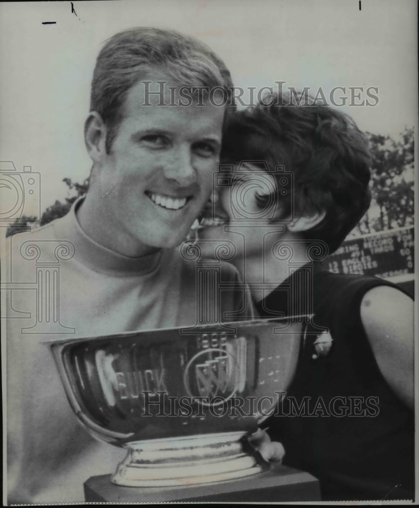 1968 Press Photo Bedford&#39;s Tom Weiskopf gets a kiss from his wife, Jeanne - Historic Images