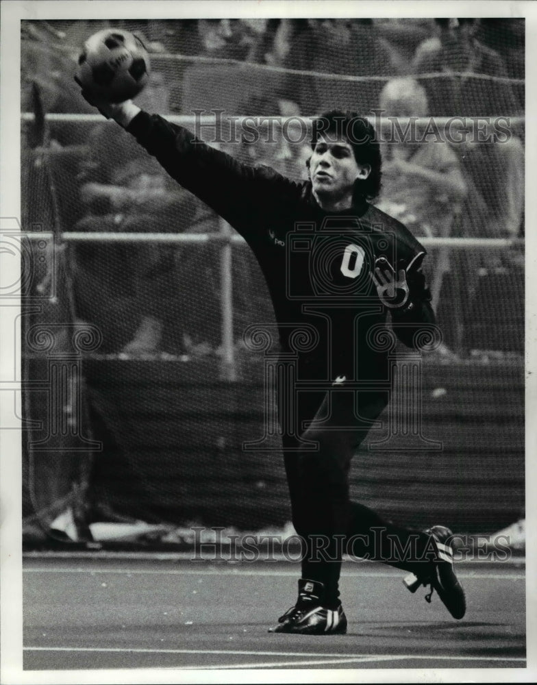 1986 Press Photo Goalie Chris Vaccaro put the ball back in play - cvb60739 - Historic Images