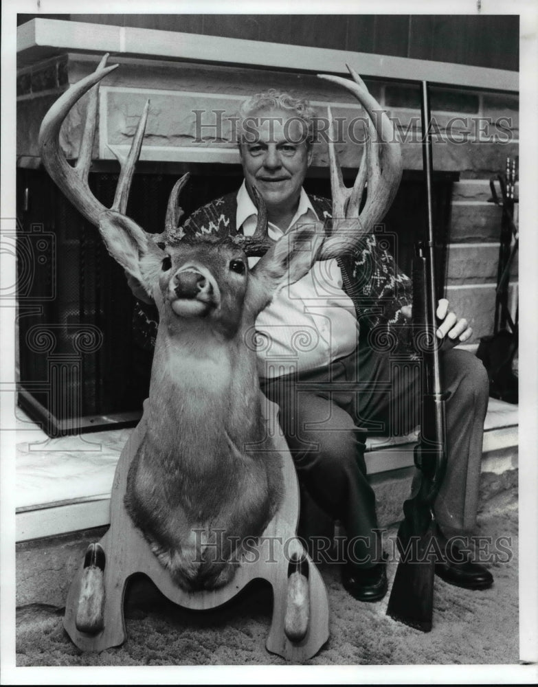 1990 Press Photo Eddie Dooner and Trophy Buck - cvb60782 - Historic Images