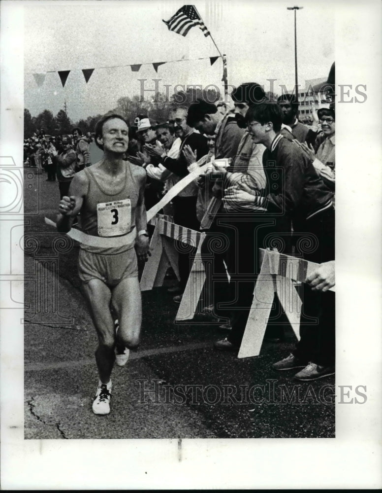 1982 Press Photo Bill Long finished Frist in Six Cities Marathon - cvb60800 - Historic Images