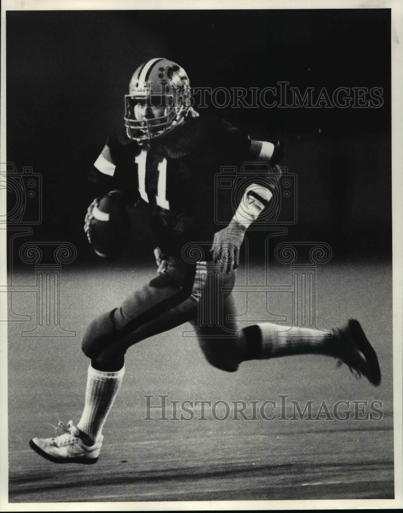 1985 Press Photo: Galion Carl Johnson QB runs the option against Avon Lake. - Historic Images