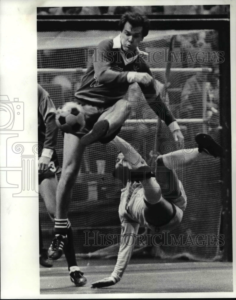 1984 Press Photo Vic Davidson&#39;s goal shot blocked by Gino Schiraldi - cvb60906 - Historic Images