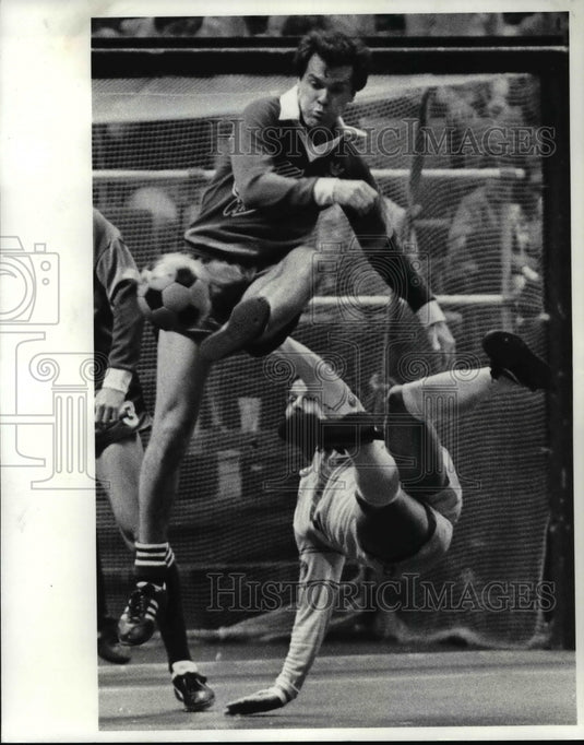 1984 Press Photo Vic Davidson's goal shot blocked by Gino Schiraldi - cvb60906 - Historic Images