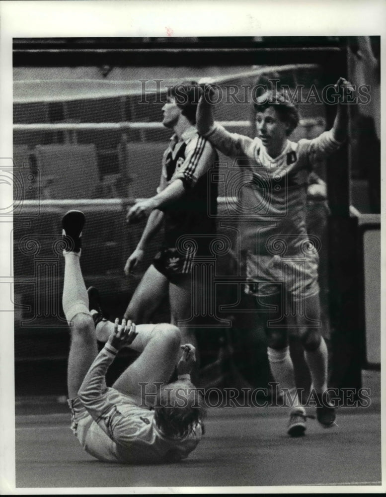 1984 Press Photo Vic Davidson, Peter Millar-soccer action scene - cvb60917 - Historic Images