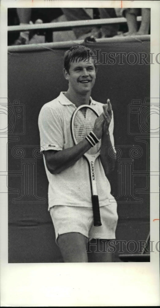 1980 Press Photo Bustar Mottram applauds call in match with Fitzgerald - Historic Images