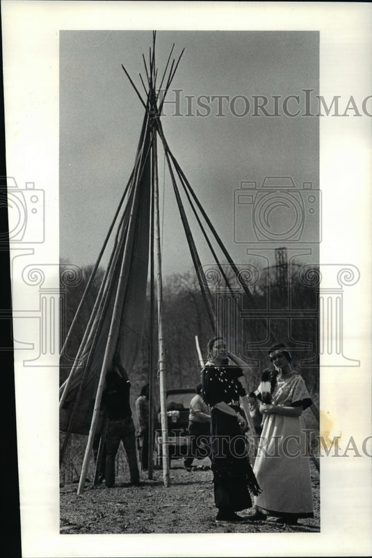 1984 Press Photo Group of Indians build a teepee on site of old village - Historic Images