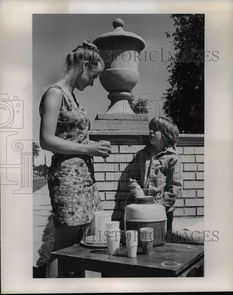 1972 Press Photo Kent Rogers Opened a Lemonade Stand at Prentice Gate of KSU - Historic Images