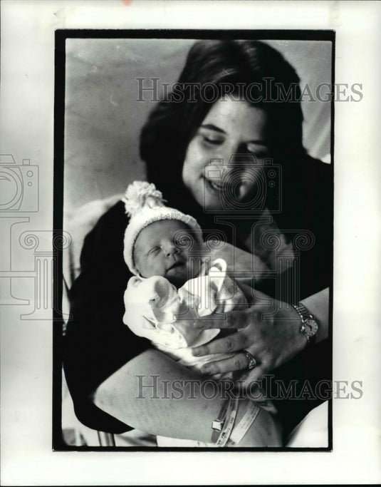 1987 Press Photo Debra English and her son Jeffrey Thomas born at 12:10 January - Historic Images