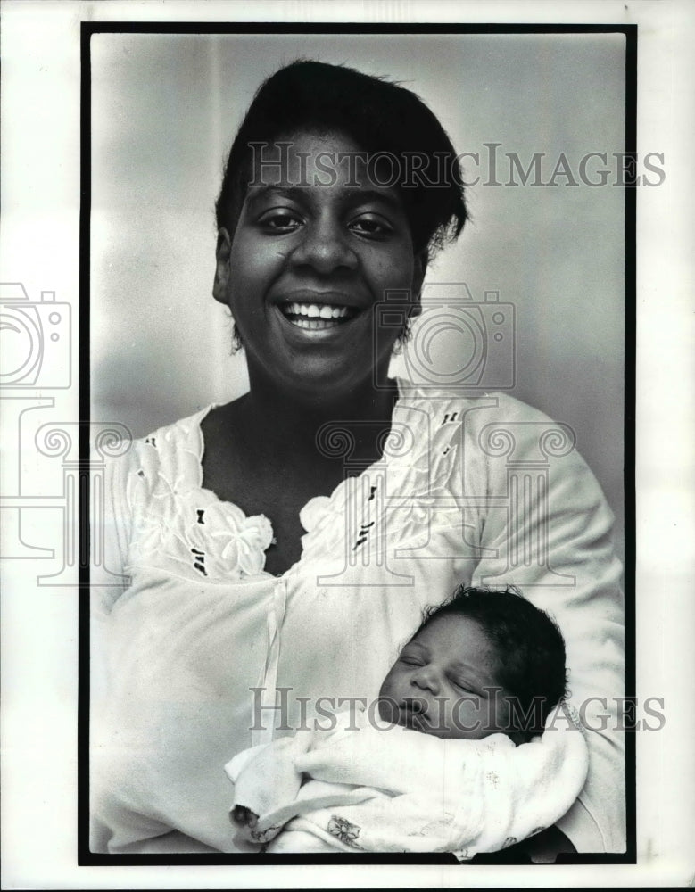 1988 Press Photo Angela Gedson of Cleveland holds her son Christopher - Historic Images