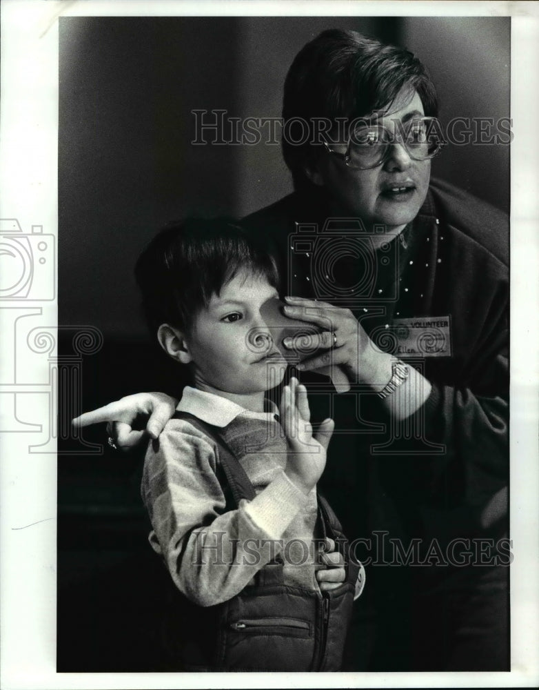 1988 Press Photo Michael Trawicki- Pre school vision test with Ellen Miles. - Historic Images