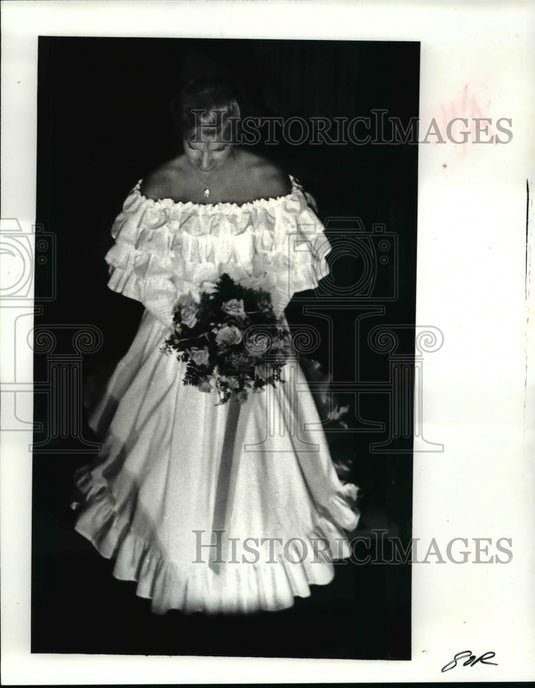 Press Photo Pamela Heinen begins her walk down stairs at 20th Annual Cotillion - Historic Images