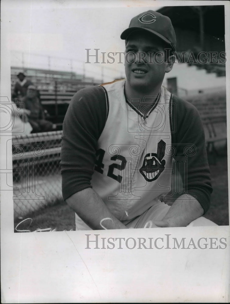 1968 Press Photo Sonny Siebert with Cleveland Indians baseball. - cvb61338 - Historic Images