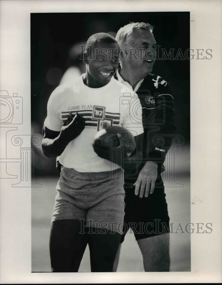 1991 Press Photo Browns Frank Minnifield clowns around with former head coach - Historic Images