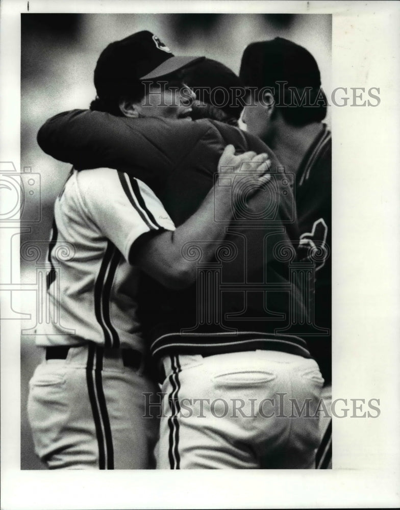 1989 Press Photo Manager Doc Edwards runs out to the field after end of game. - Historic Images