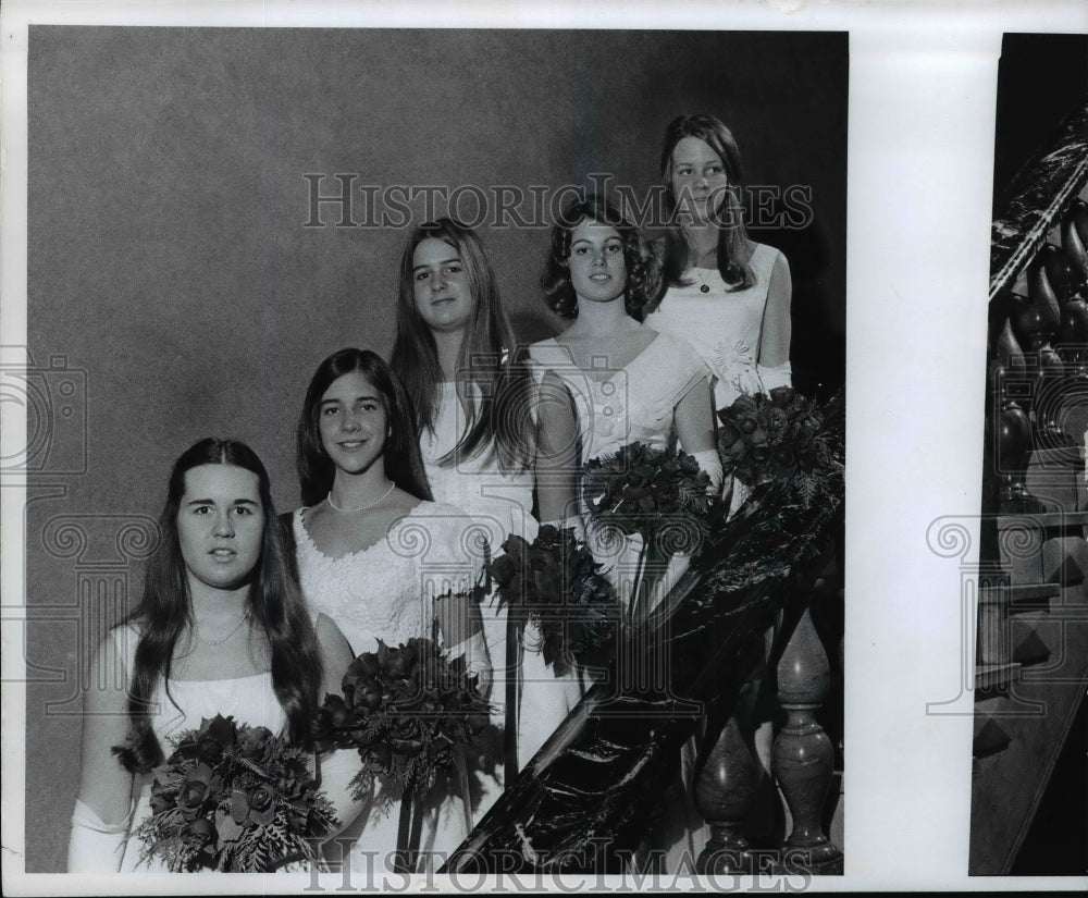 1972 Press Photo Debutantes Assembly Ball 1972 - cvb61457 - Historic Images