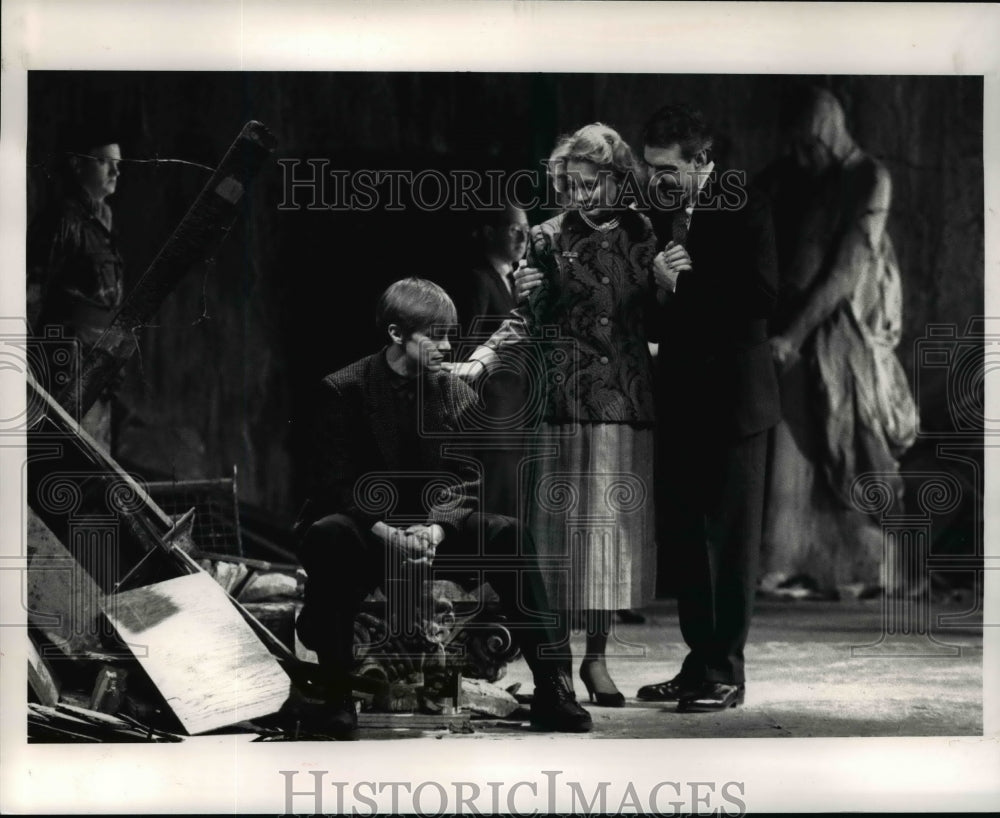 1990 Press Photo Anthony Powell, Shirley Knight, Norman Snow in &quot;Hamlet&quot; - Historic Images