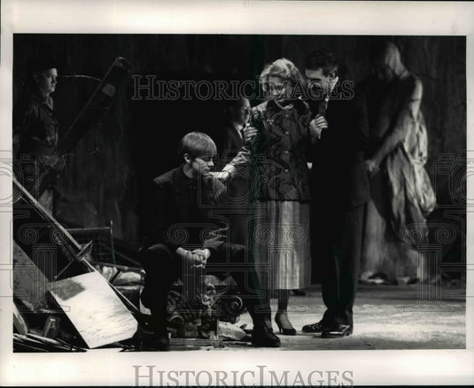 1990 Press Photo Anthony Powell, Shirley Knight, Norman Snow in "Hamlet" - Historic Images