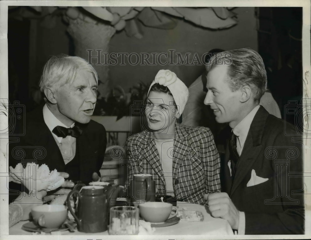 1941 Press Photo Poet Carl Sandburg-New York Night Club - cvb61526 - Historic Images