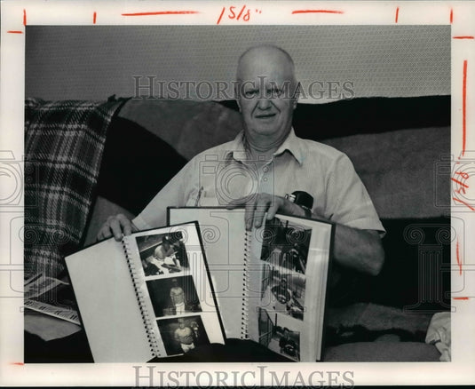 1991 Press Photo Edgar Siebert with photo albums of Sandlot Baseball Players. - Historic Images