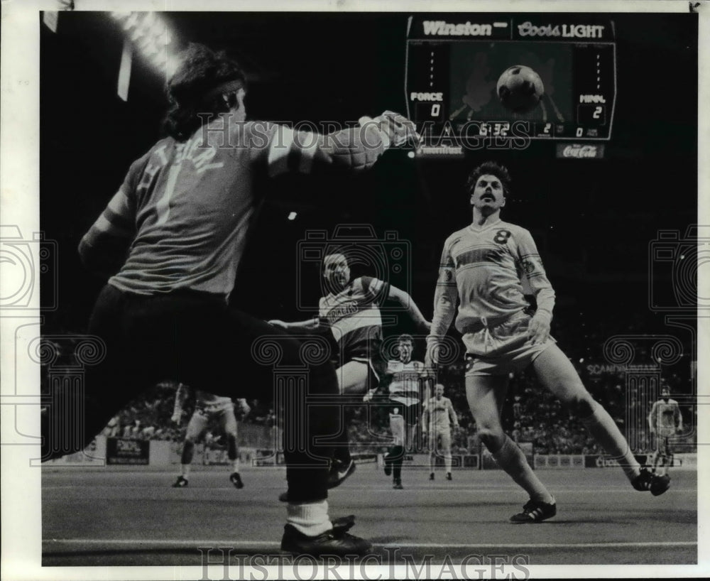 1985 Press Photo Peter Ward of the Force watches the ball after his shot - Historic Images