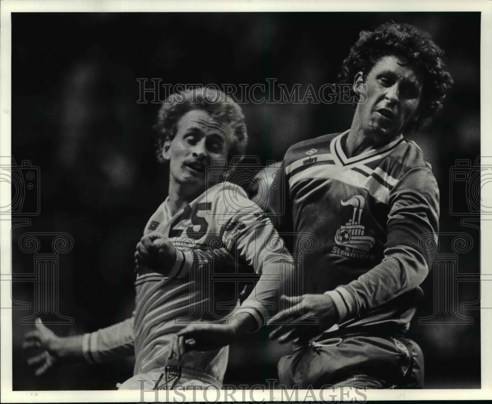 1984 Press Photo Keith Furphy (l) and Dan Droege go for the ball. - cvb61667 - Historic Images