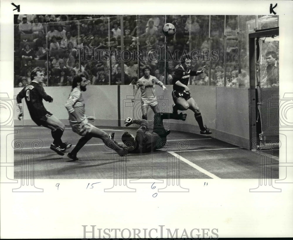 1985 Press Photo Force goalkeeper Chris Vaccaro (on ground) saves goal. - Historic Images